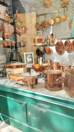French Copper Saucepan and Garlic - Image 4